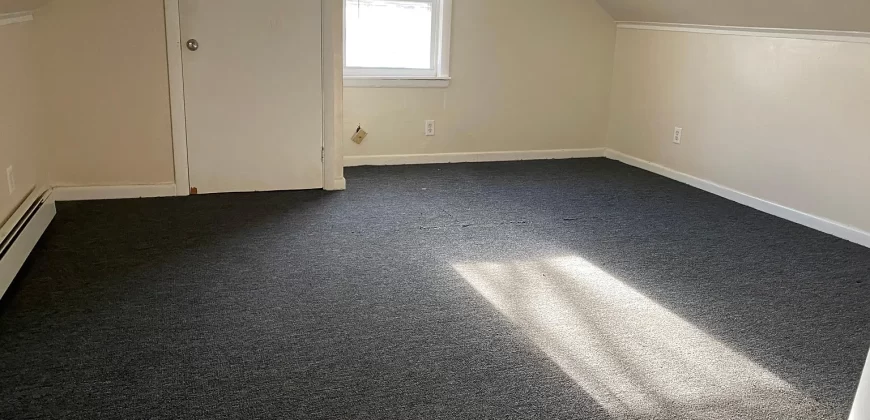 Room for rent in 4 bedroom apartment