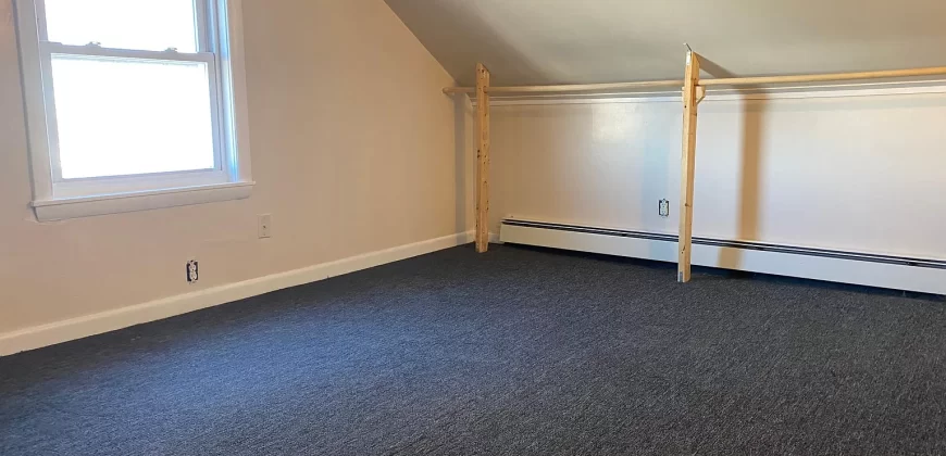Room for rent in 4 bedroom apartment