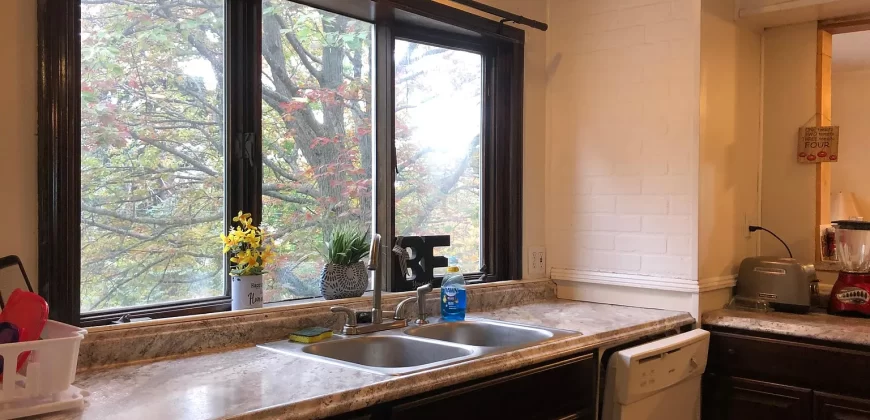 Room for rent in 4 bedroom apartment