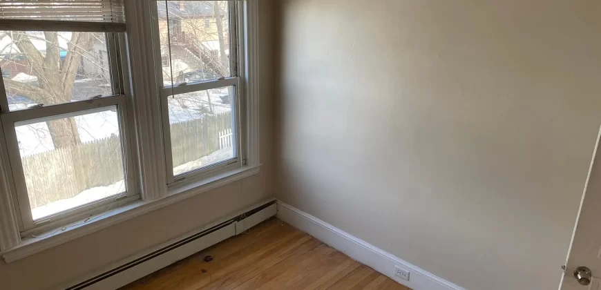 Room for rent in 4 bedroom apartment