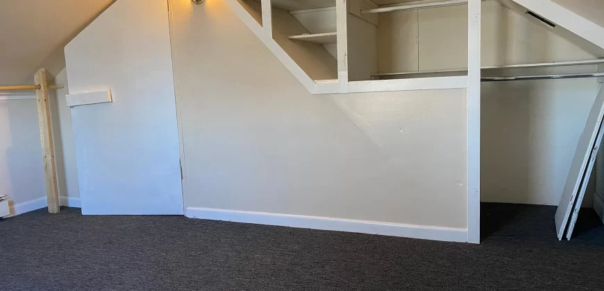 Room for rent in 4 bedroom apartment